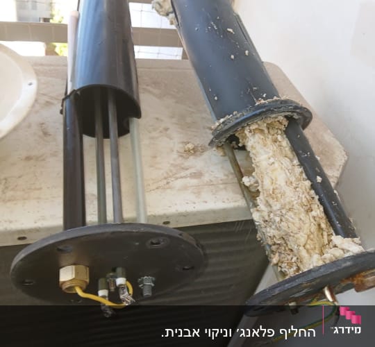 חלקי דוד שמש עם חיבורים חשמליים וחלודה